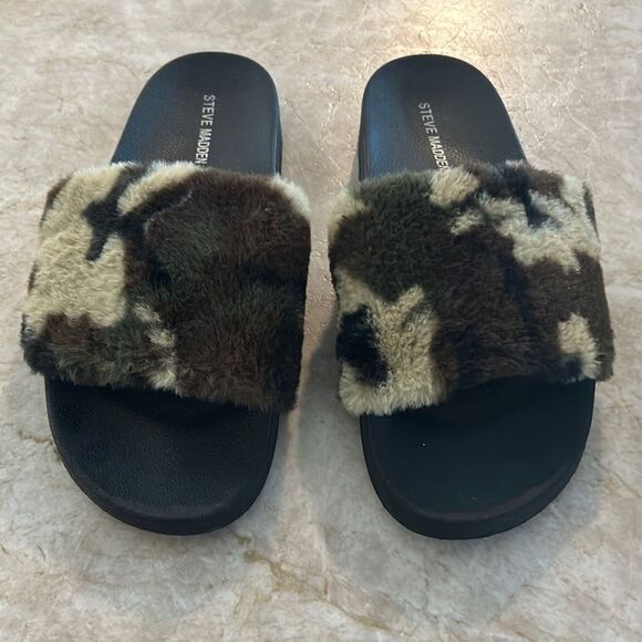 STEVE MADDEN Camo Fuzzy Slides - Picture 1 of 4